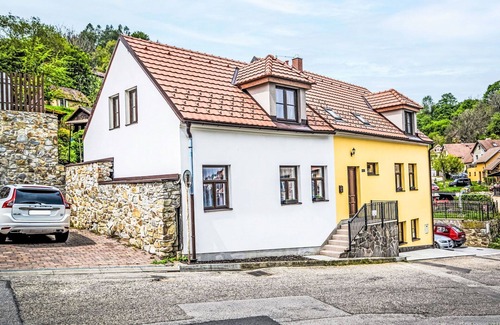Cesky Krumlov Apartment | Beautiful apartment for 5 guests with WIFI, patio, pets allowed and parking