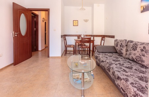 Chaika Apartment | Beautiful apartment- 5 min from the beach!