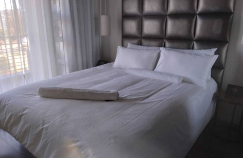 Greater Johannesburg Metropolitan Area Apartment | Beautiful apartment - shops, restaurants, beauty salon in centre.