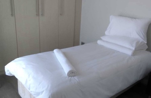 Greater Johannesburg Metropolitan Area Apartment | Beautiful apartment - shops, restaurants, beauty salon in centre.