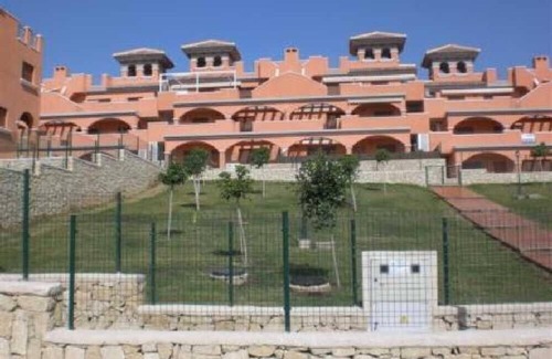 Los Puertos Apartment | Beautiful apartment 500 m from the beach with private garden and sea views