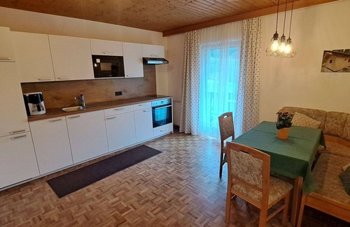 Oberwang Villa | Beautiful apartment in villa for 5 guests with WIFI, TV, balcony and parking