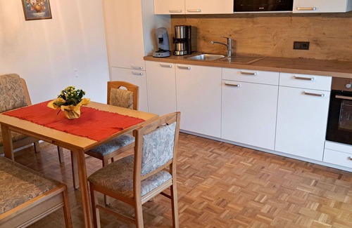 Oberwang Villa | Beautiful apartment in villa for 5 guests with WIFI, TV, balcony and parking
