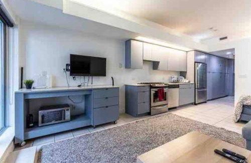 Gastown Apartment | Beautiful apartment downtown, mins to rogers arena, stadium, restaurants, shops
