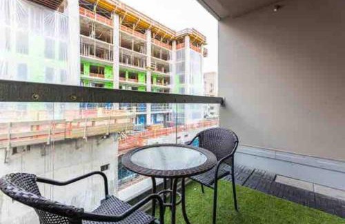 Gastown Apartment | Beautiful apartment downtown, mins to rogers arena, stadium, restaurants, shops