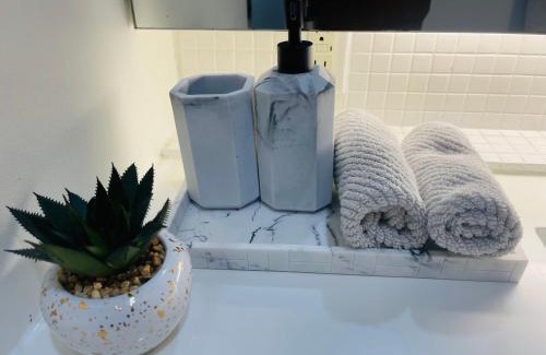Gastown Apartment | Beautiful apartment downtown, mins to rogers arena, stadium, restaurants, shops