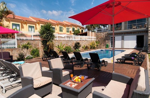 Sonnenland House | Beautiful apartment in villa for 8 guests with WIFI, private pool, TV, patio and parking