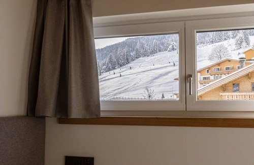 Lermoos Apartment | Beautiful apartment for 6 people with WIFI, hot tub, TV, terrace, panoramic view and parking