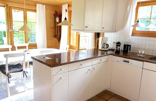 Lauenen Apartment | Beautiful apartment for 6 guests with WIFI and pets allowed