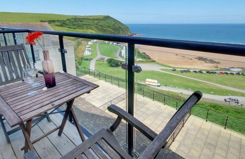 Putsborough Apartment | Beautiful apartment for 4 people with WIFI, pool, TV, terrace and parking