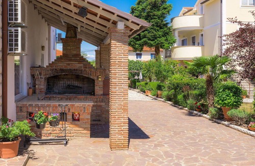 Murine Apartment | Beautiful apartment for 5 people with WIFI, A/C, pool, TV, terrace and parking