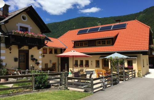 Gnesau Apartment | Beautiful apartment for 5 people with hot tub, WIFI, TV, patio, pets allowed and parking