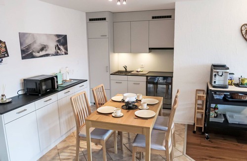 Trin Apartment | Beautiful apartment for 2 people with WIFI, TV, balcony, pets allowed, panoramic view and parking
