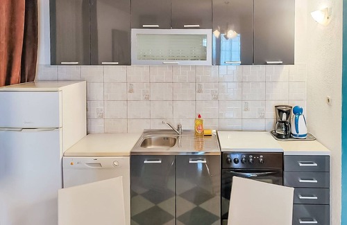 Ribarica Apartment | Beautiful apartment for 6 people with WIFI, A/C, TV and terrace