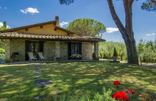 Bucine Apartment | Beautiful apartment for 4 guests with WIFI, pool, TV, terrace and pets allowed