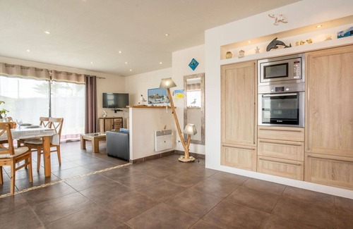 Brignogan-Plage Apartment | Beautiful apartment for 4 people with WIFI, TV, patio and parking