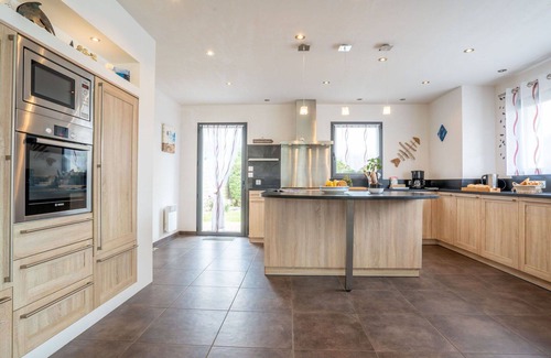 Brignogan-Plage Apartment | Beautiful apartment for 4 people with WIFI, TV, patio and parking