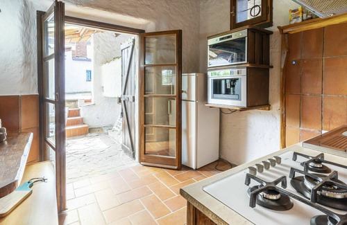 Leggiuno House | Beautiful apartment in villa for 6 people with TV, terrace, pets allowed and parking