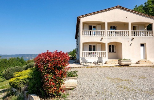 Bauduen Villa | Beautiful apartment in villa with WIFI, TV, balcony, pets allowed, panoramic view and parking