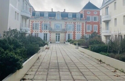 Perigny Apartment | Beautiful apartment in a large private park