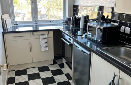 Stirling Apartment | Beautiful apartment in Stirling with private parking & garden. Dog friendly.
