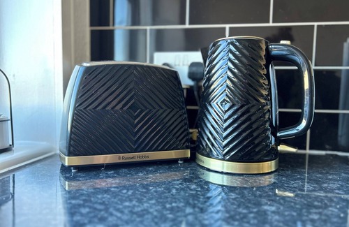 Stirling Apartment | Beautiful apartment in Stirling with private parking & garden. Dog friendly.