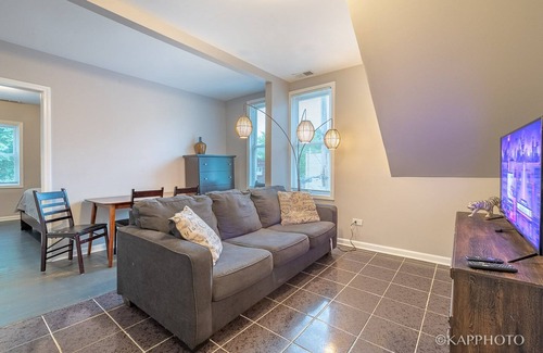 Back of the Yards Apartment | Beautiful Apartment in Chicago