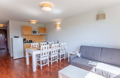 Cassen Apartment | Beautiful apartment with internet, pool, TV, terrace, pets allowed, panoramic view and parking