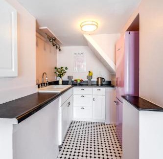 Adams Hill Apartment | Beautiful apartment with stunning view