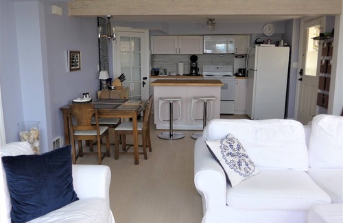 North Admiral Apartment | Beautiful Apartment with Stunning Ocean and Mountain Views
