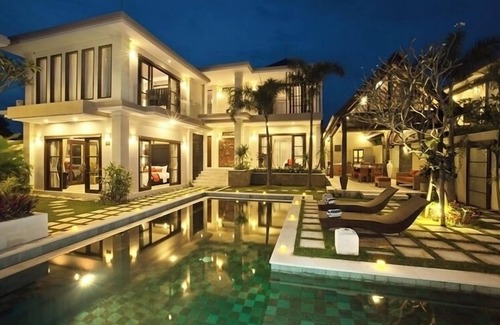 Batubelig Villa | Beautiful appointed, 6 Bedroom Villa, Walk To Batu Belig Beach