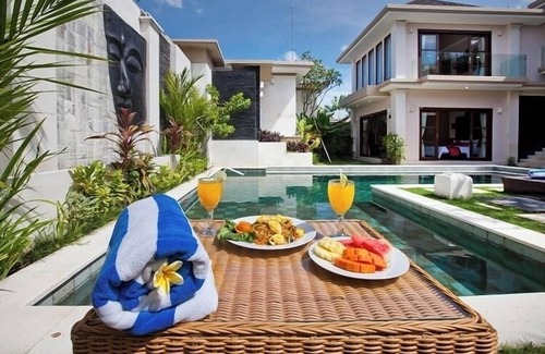Batubelig Villa | Beautiful appointed, 6 Bedroom Villa, Walk To Batu Belig Beach