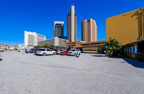 Central City Apartment | Beautiful Art Deco Suite Near Downtown & Marina- Unit 3 King Loft W/Sofa Sleeper