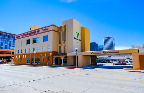Central City Apartment | Beautiful Art Deco Suite Near Downtown & Marina- Unit 3 King Loft W/Sofa Sleeper
