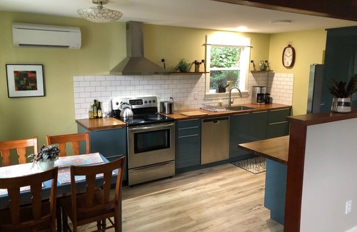 Ardenwald House | Beautiful Art Filled Home 15 minutes to Downtown