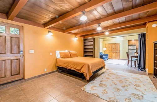 Arcata Apartment | Beautiful attached studio with golf nearby, kitchenette, & fast WiFi