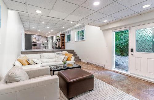 Canyon Heights House | Beautiful Auntum Getaway in Scenic North Vancouver