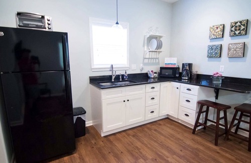East Memphis House | Beautiful Backhouse Studio With Kitchen