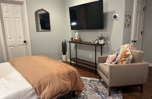 East Memphis House | Beautiful Backhouse Studio With Kitchen