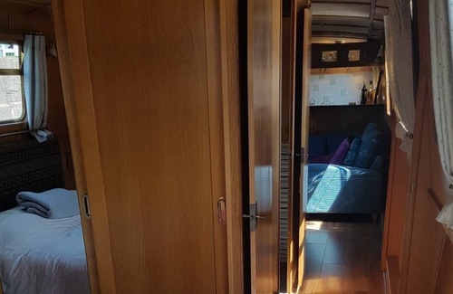 Dursley Boat Rental | Beautiful Barge with No Regrets