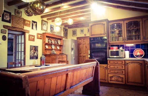 Milverton House | Beautiful Barn conversion With Large Garden And Private Pool and Hottub