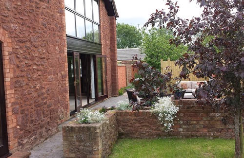 Milverton House | Beautiful Barn conversion With Large Garden And Private Pool and Hottub