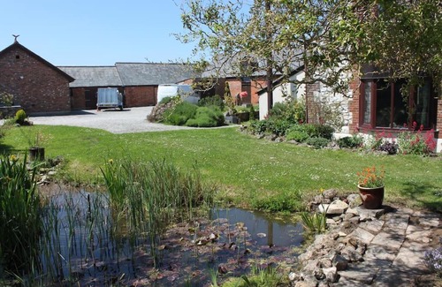 Ryde House | Beautiful Barn Conversion, 3 Bed, hot tub, sauna, gym, enclosed garden