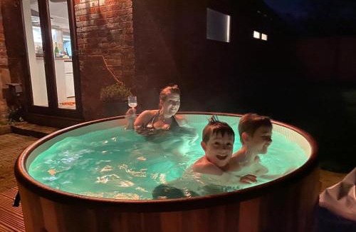 Ryde House | Beautiful Barn Conversion, 3 Bed, hot tub, sauna, gym, enclosed garden