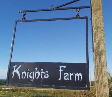 Ryde House | Beautiful Barn Conversion, 3 Bed, hot tub, sauna, gym, enclosed garden