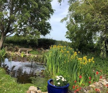 Ryde House | Beautiful Barn Conversion, 3 Bed, hot tub, sauna, gym, enclosed garden