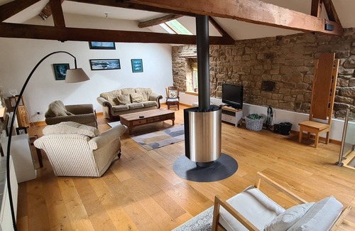 Tansley House | Beautiful Barn with hot tub close to Inn and falls walk