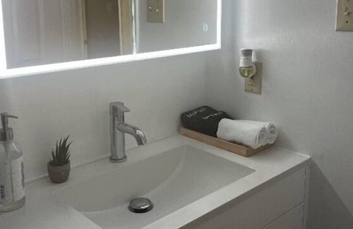 London House | Beautiful basement apt close to Victoria Hospital