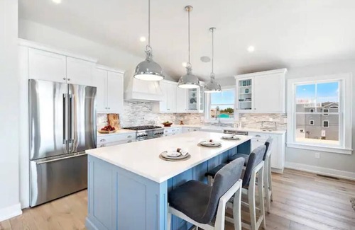 Holgate Apartment | Beautiful Bay Views with gorgeous sunsets. 5 Bdr