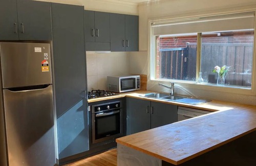 Bayswater House | Beautiful Bayswater Location 3BR Home by Dandenong Creek